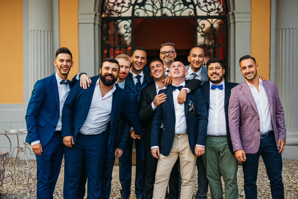 Group photo of the groom and friends before the dinner