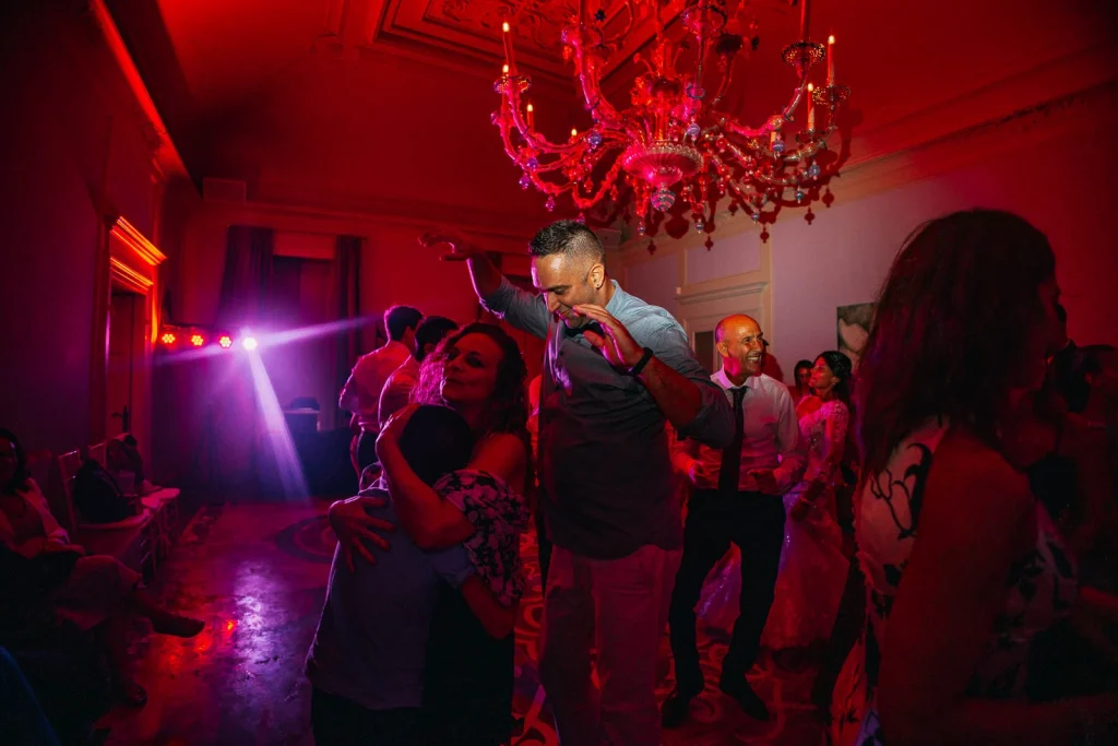  Red lights and chandeliers during wedding party