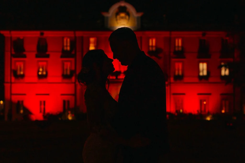 One last kiss under the glow of Villa Acquaroli’s lights