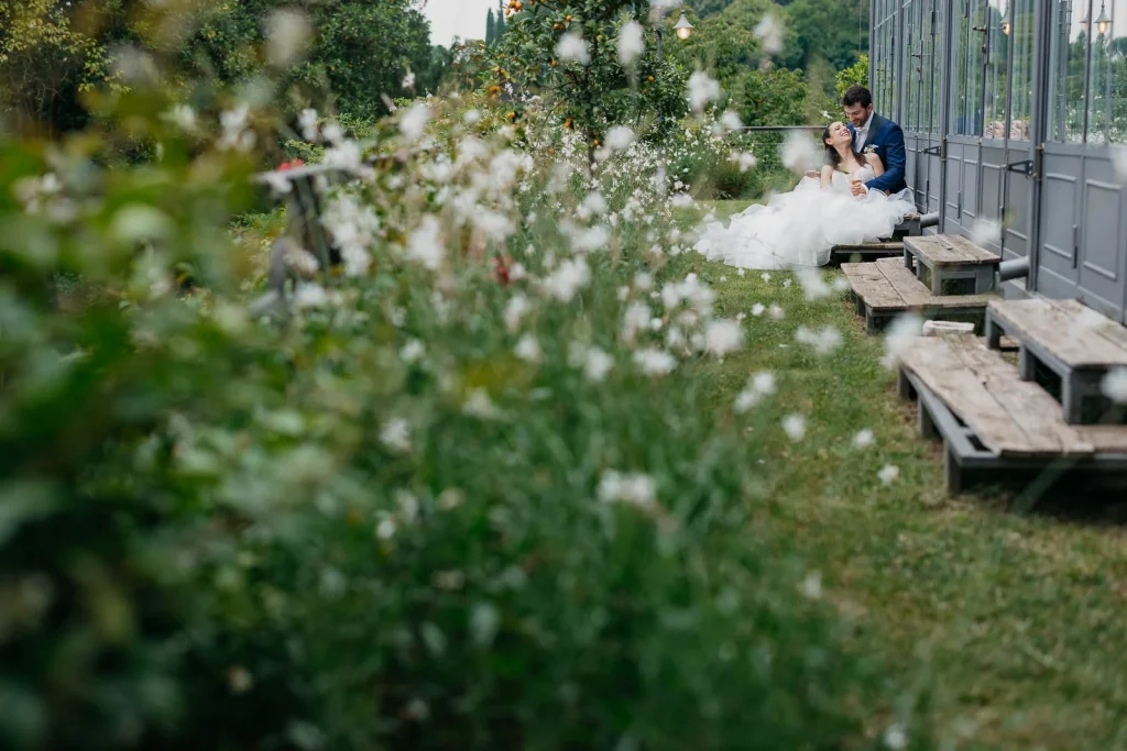 Dream Wedding at Villa Le Due Torrette in Erba: The Elegance of a Lake Como Celebration 72 White flowers in bloom around Villa Le Due Torrette’s reception garden