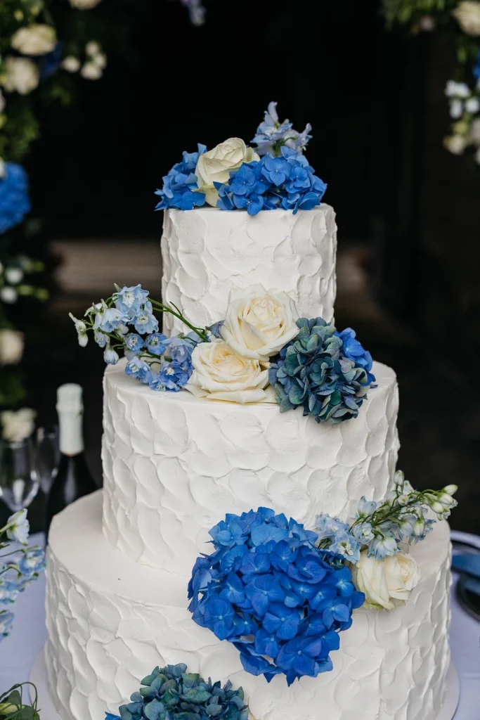 Dream Wedding at Villa Le Due Torrette in Erba: The Elegance of a Lake Como Celebration 80 Blue and white three-tiered wedding cake at Villa Le Due Torrette