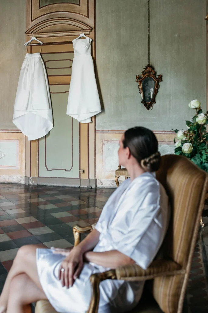 07 villa gandini sposa abito appeso sala affrescata