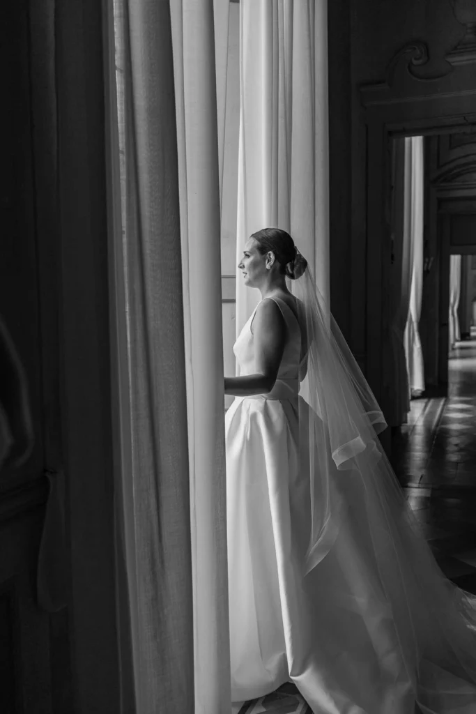 12 villa gandini sposa finestra bianco nero