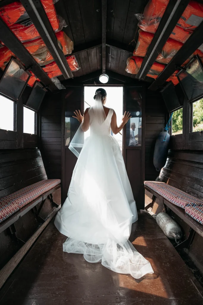 20 villa gandini sposa in barca velo strascico