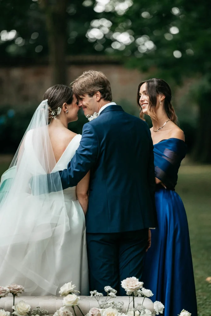 36 villa gandini sposi abbraccio testimone