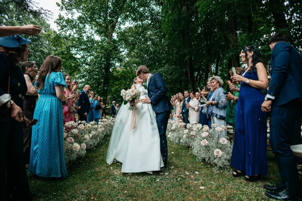 37 villa gandini sposi bacio uscita cerimonia