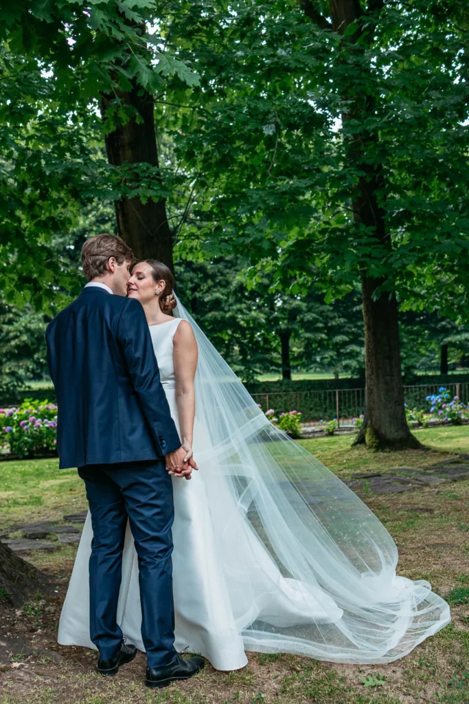 44 villa gandini sposi bacio velo parco villa