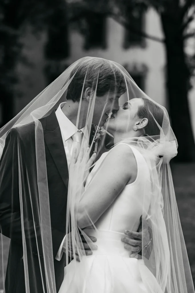 48 villa gandini sposi bacio sotto velo bianco nero