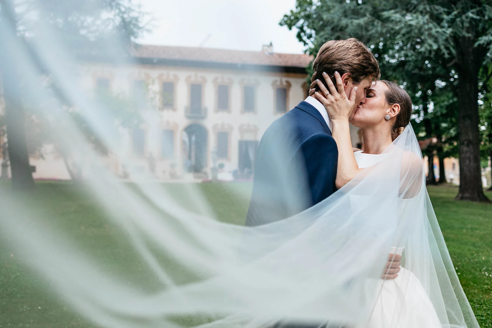 A Wedding at Villa Gaia Gandini: Virginia and Stefano, Arriving by Boat on the Naviglio and a Night to Remember Under the Renaissance Portico
