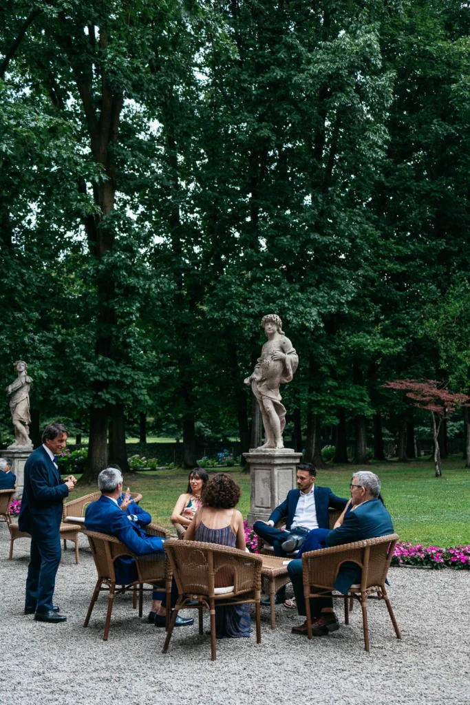51 villa gandini invitati aperitivo parco statue
