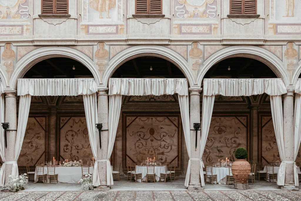 53 villa gandini cortile porticato grottesche allestimento cena