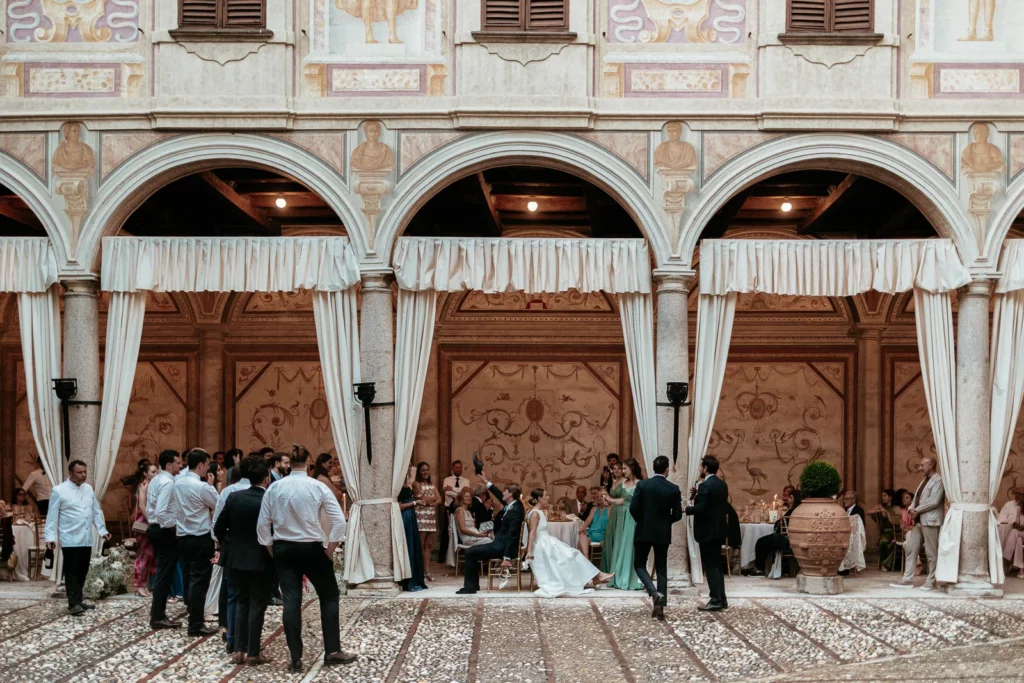57 villa gandini cortile porticato invitati serata
